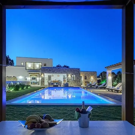 Villa Idurre, In Northern Countryside Near Beaches *